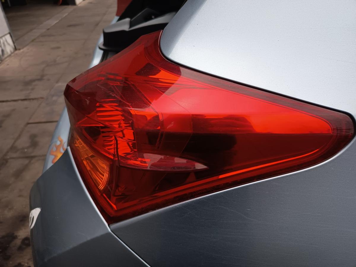 Toyota Auris E18 Limo original R&uuml;ckleuchte rechts aussen Heckschlusslicht Bj2013
