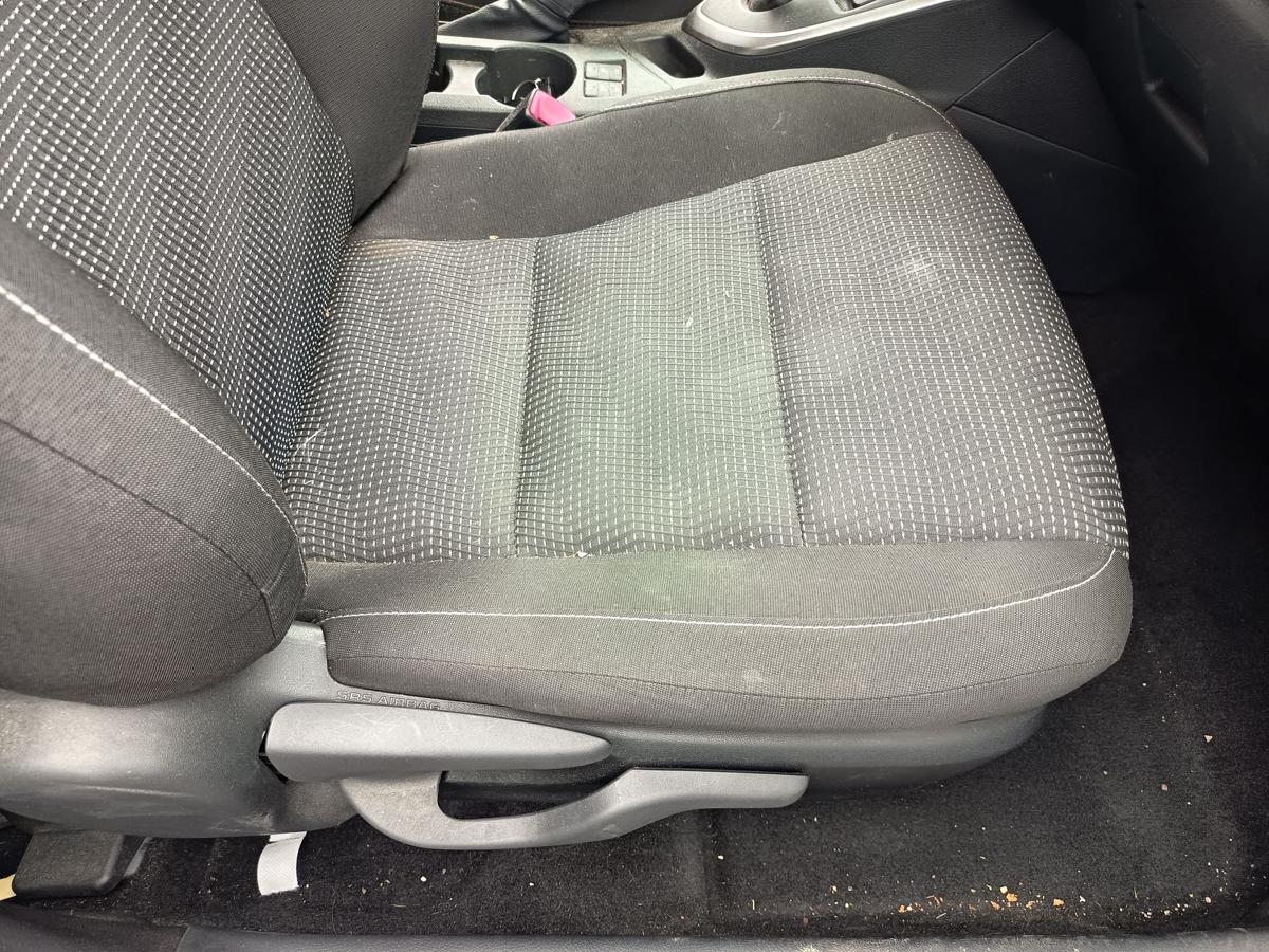 Toyota Auris E18 Beifahrersitz vorn rechts Stoff schwarz/anthrazit Bj 2013