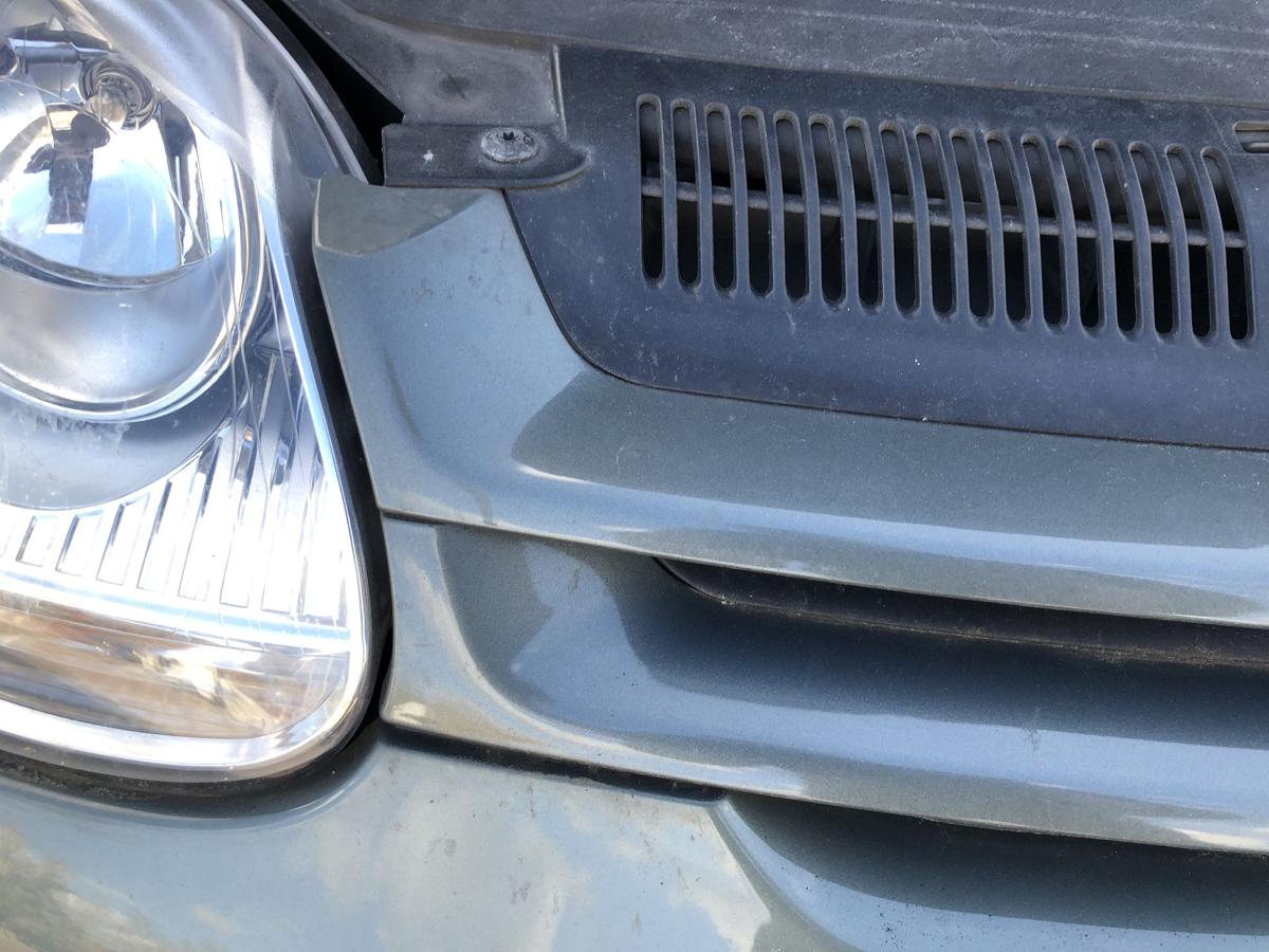 VW Golf 5 V 1K K&uuml;hlergrill Frontgrill Grill mit Logo LA6Q Sagegreen