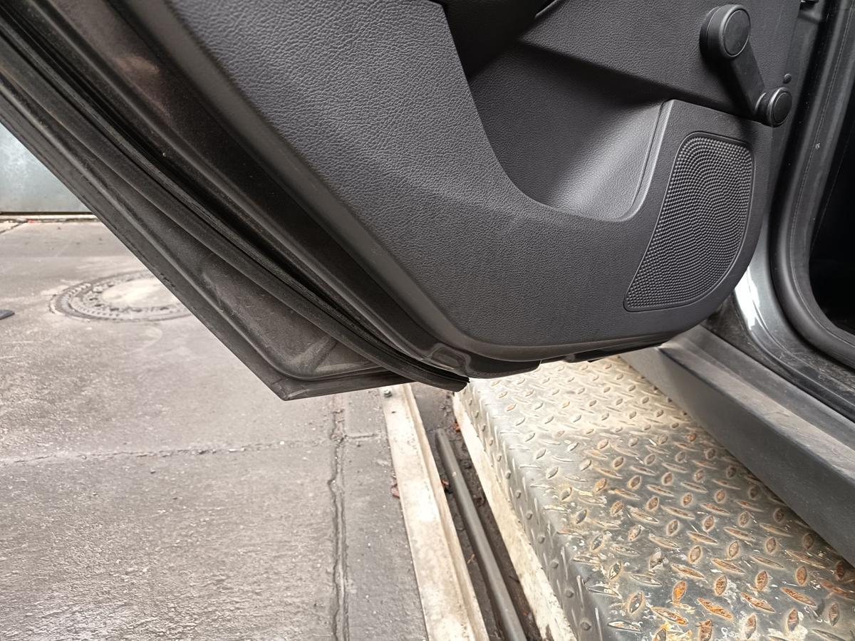 Ford Focus III original T&uuml;r hinten links Magnetic Grau 5TRG Baujahr 2015