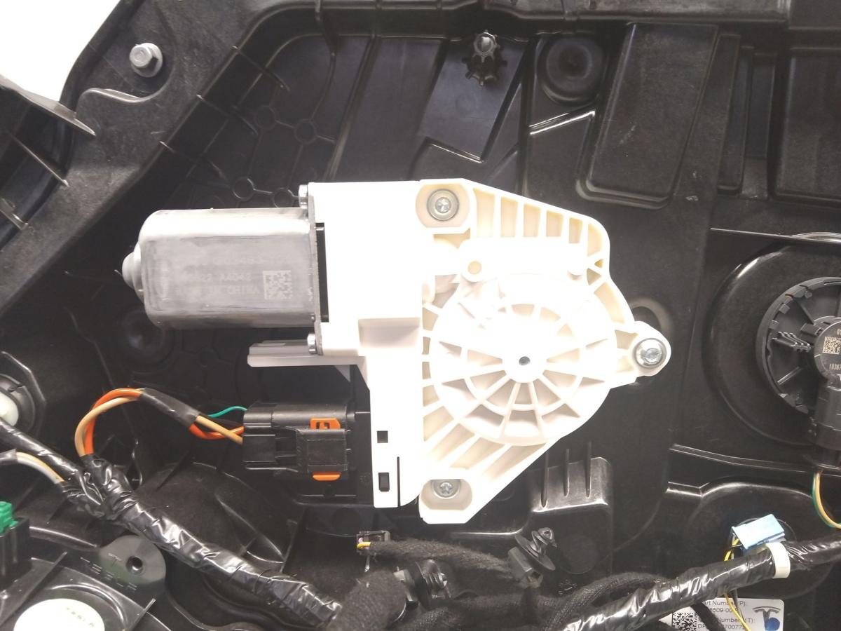 Tesla Model Y original T&uuml;r vorn rechts Beifahrert&uuml;r wei&szlig;metallic PPSW BJ2023