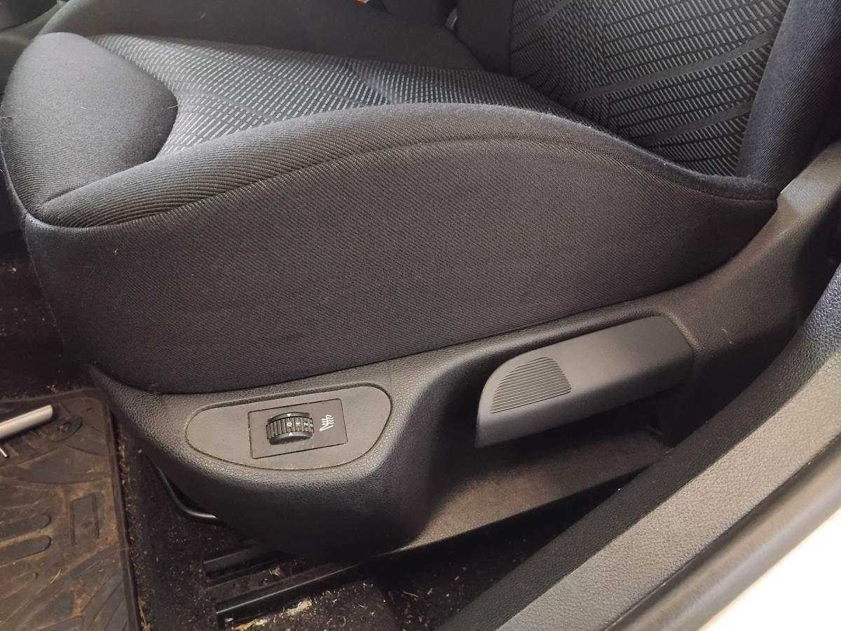 Peugeot 308 I original Sitz vorn links Fahrersitz 5-t&uuml;rig beheizt Stoff BJ2009