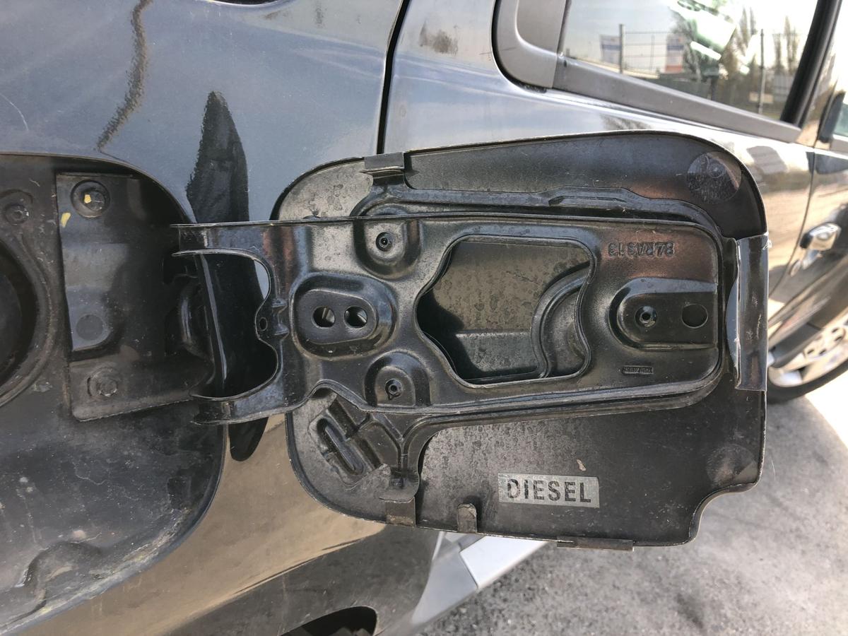 Dacia Duster 1 Typ HS Tankklappe Tankdeckel Tankverschluss NV676 Noir Nacre