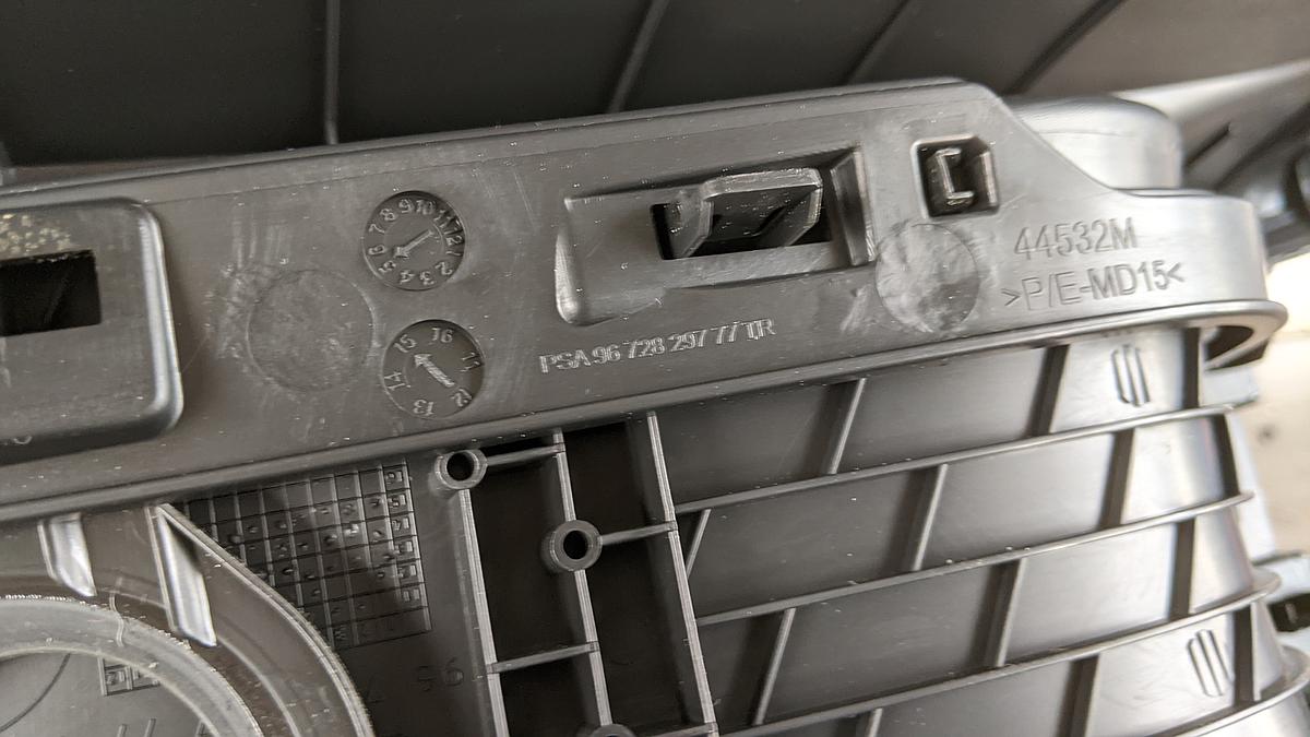 Peugeot 208 CA CC Mittelkonsole Mitteltunnel TEXT 9672829777