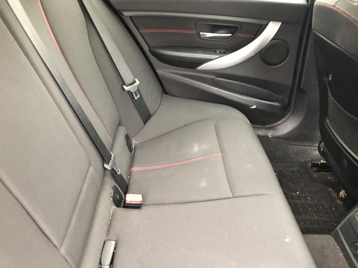 BMW 3er F31 Kombi Sportline Sitzbank R&uuml;cksitzbank R&uuml;ckbank R&uuml;cksitz roten N&auml;hte