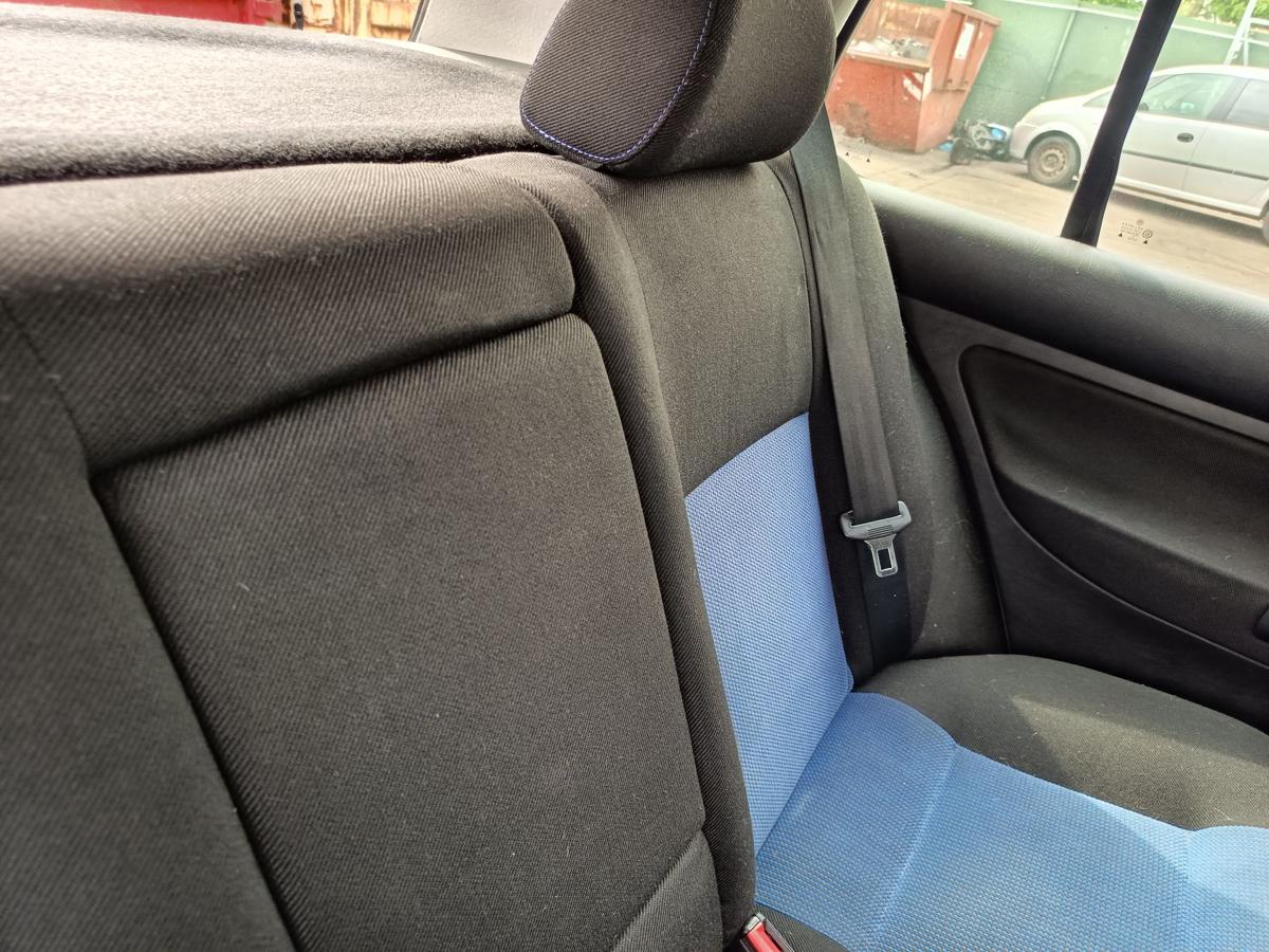 VW Golf IV 5t&uuml;rer Limo R&uuml;cksitzbank ohne Gurte Fond Stoff blau/schwarz Bj 1998