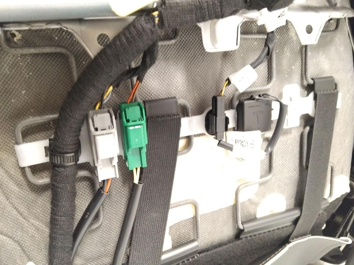 Tesla Model Y original Sitz vorn rechts Beifahrersitz schwarz Pure Black BJ2023