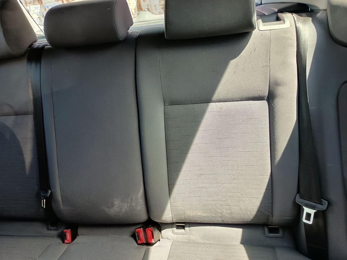 VW Golf V 3t&uuml;rer original R&uuml;cksitzbank Stoff anthrazit Bj 2003
