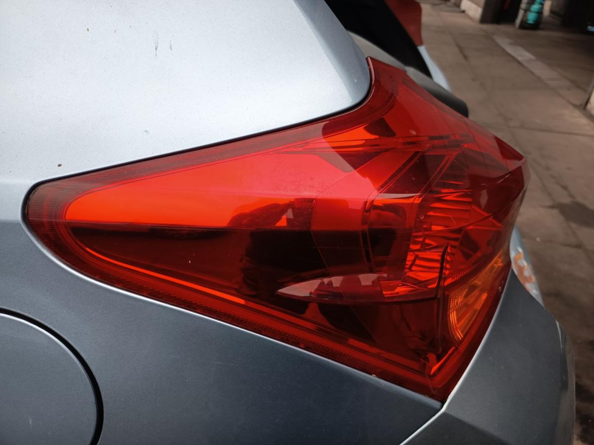 Toyota Auris E18 Limo original R&uuml;ckleuchte links aussen Heckschlusslicht Bj2013
