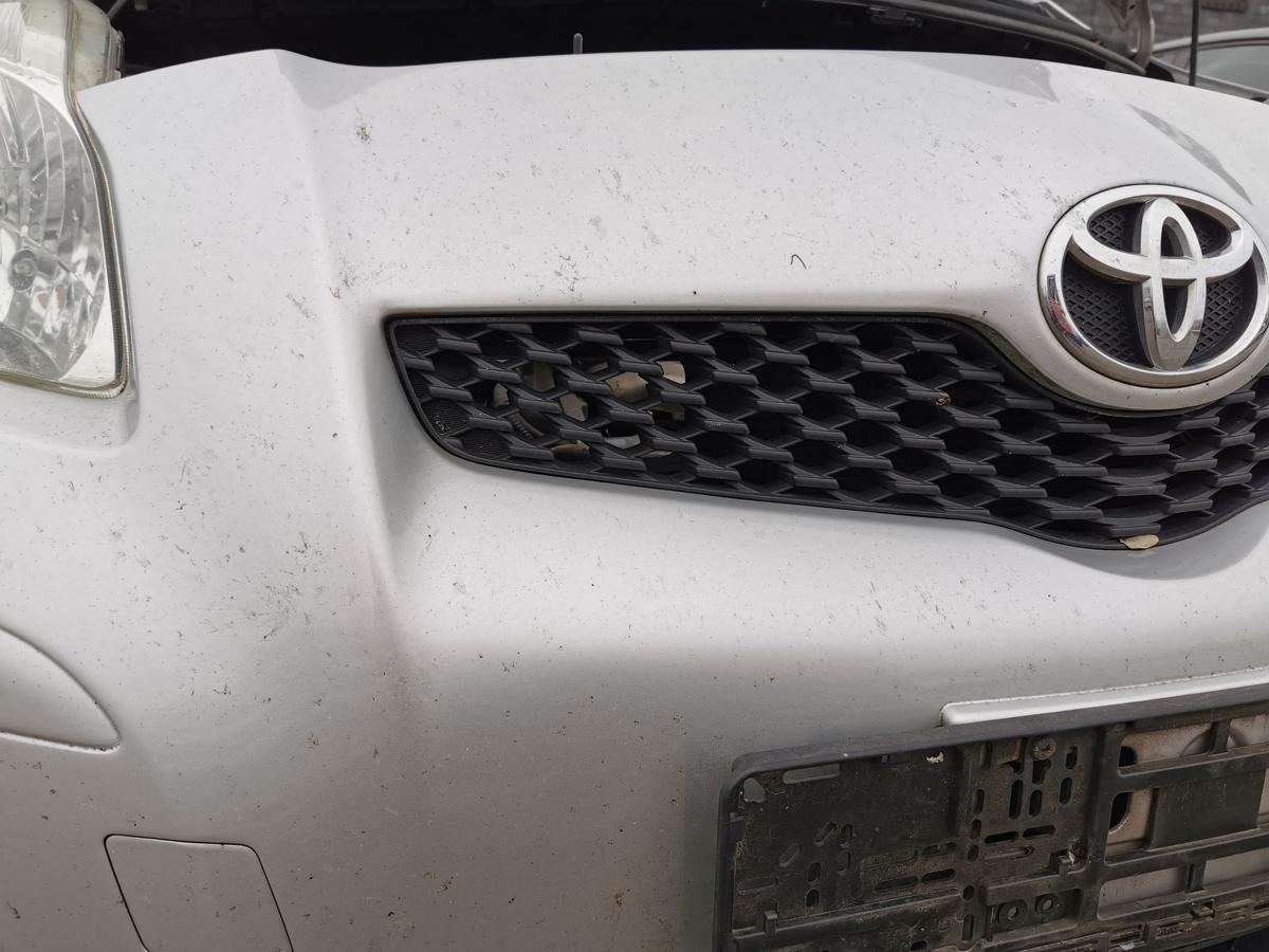 Toyota Yaris XP9 Stossfänger Stossstange Bumper vorn 1E7 Silver Pearl Metallic