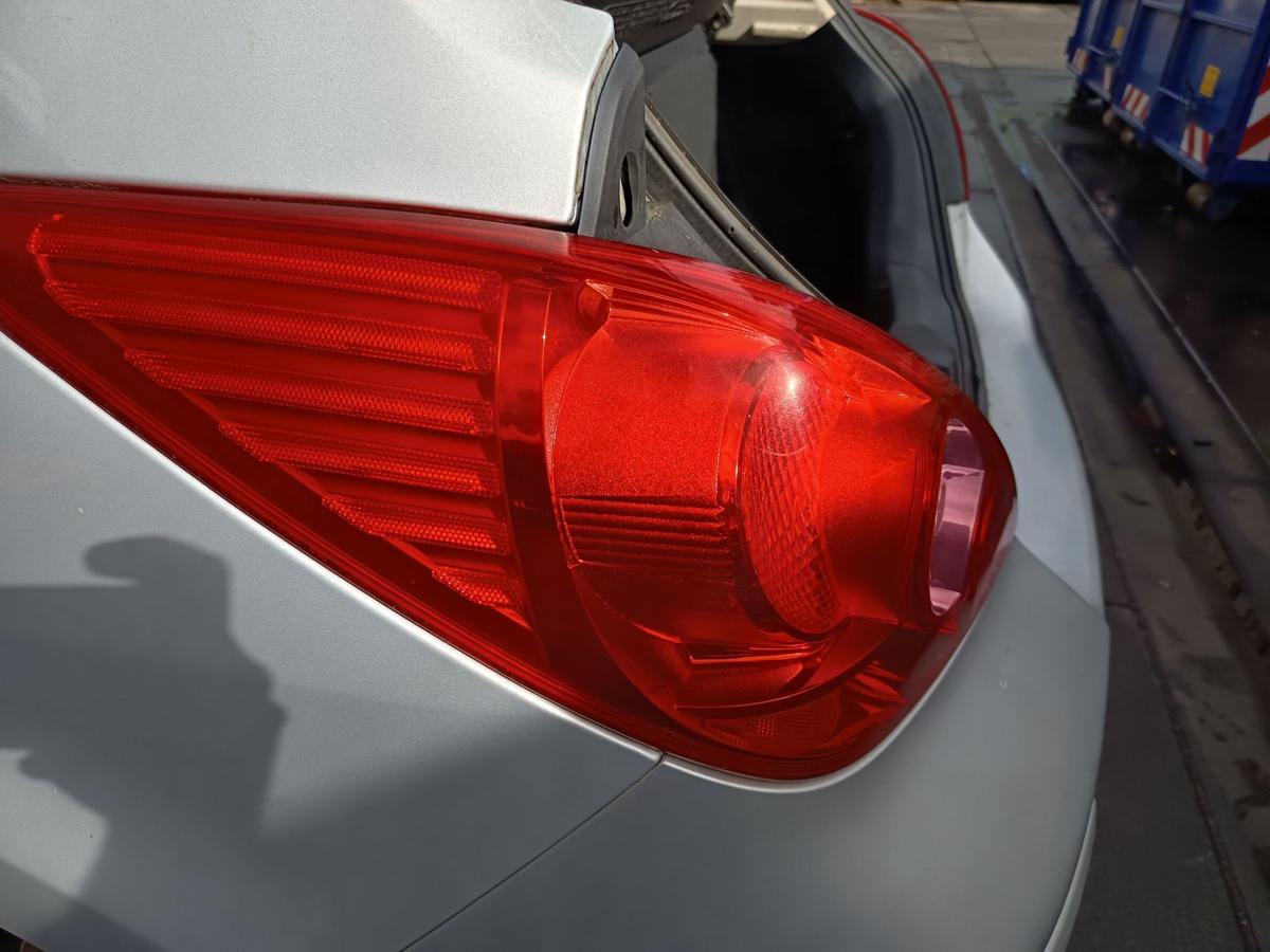 Nissan Tiida I original R&uuml;ckleuchte links Heckschlusslicht Flie&szlig;heck Bj 2008