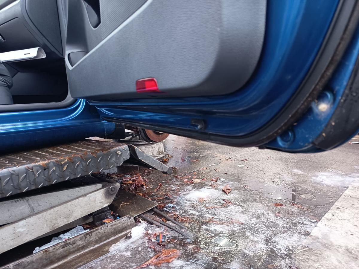 VW Golf V original T&uuml;r rechts Beifahrer A5K Olympiablau Bj 2007