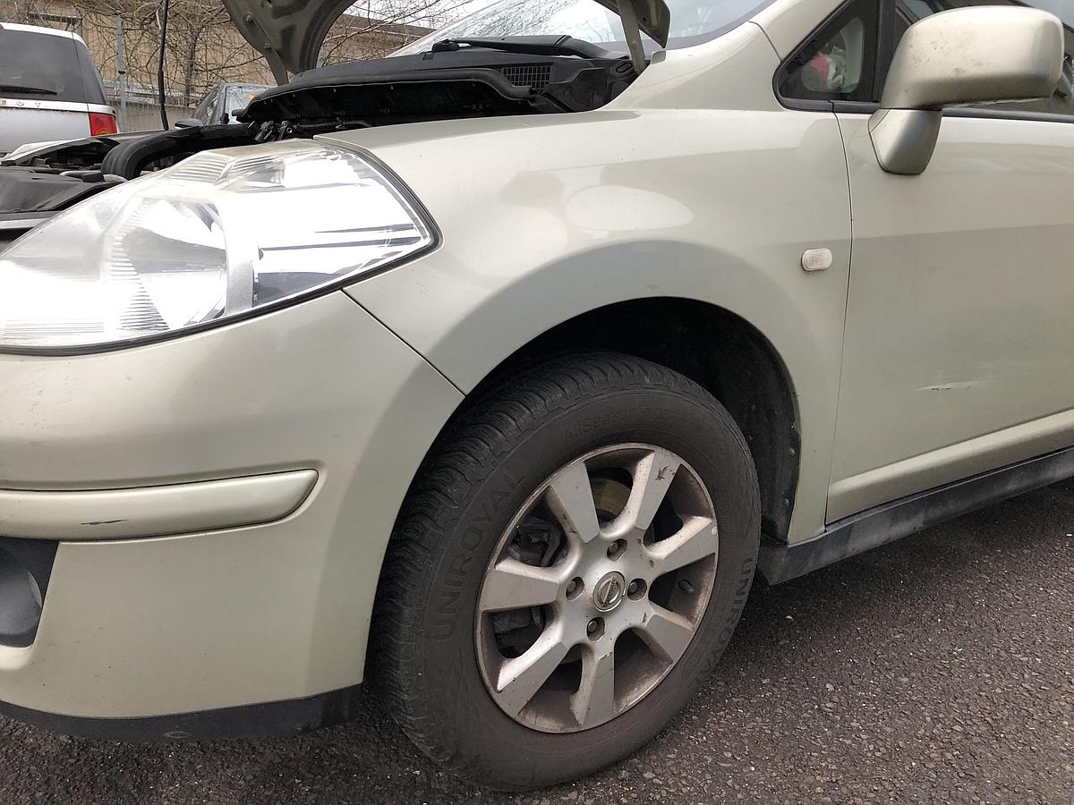 Nissan Tiida Hatch Back Kotflügel links Fender K32 Yellowish Silver Met