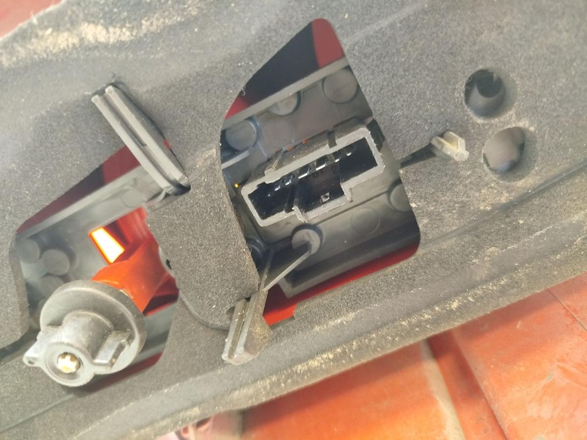 Peugeot 1007 KM R&uuml;ckleuchte links R&uuml;cklicht Heckleuchte OEM