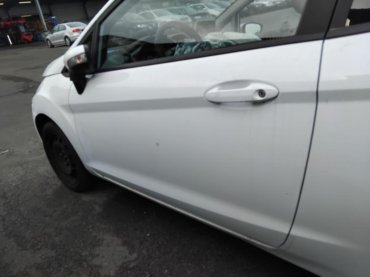 Ford Fiesta JA8 T&uuml;r vorn links Fahrert&uuml;r 3-T&uuml;rer frostwei&szlig; BJ2009