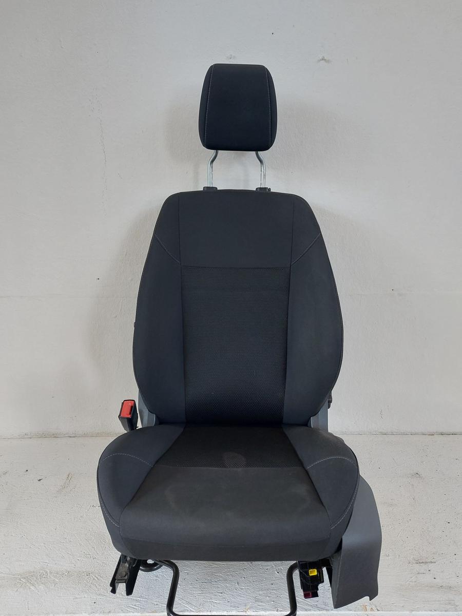 Ford Focus DYB CEW Turnier Sitz vorn links Fahrersitz Stoff ohne Heizung
