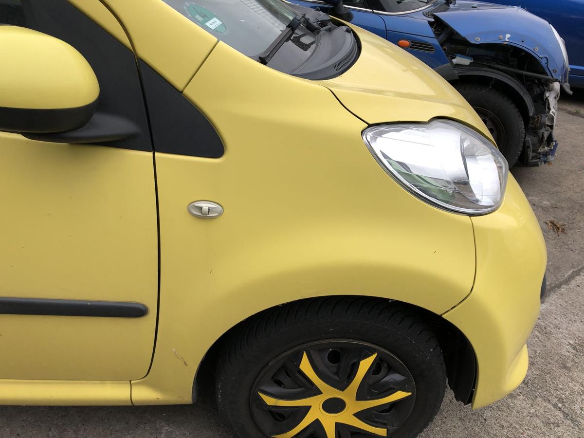 Peugeot 107 Typ P Kotfl&uuml;gel vorn rechts Beifahrerseite KBL Citrus Gelb