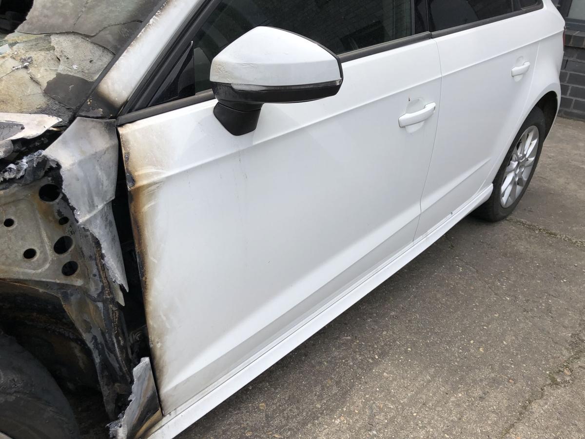 Audi A3 8V Sportback e-tron Tür vorn links Fahrertür Beschädigt durch Brand LY9C