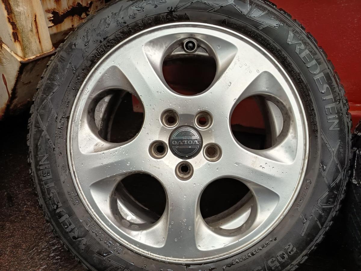 Volvo V70 II original Satz Alufelgen 6,5x16x43 mit Winterreifen DOT 23 Bj 2005