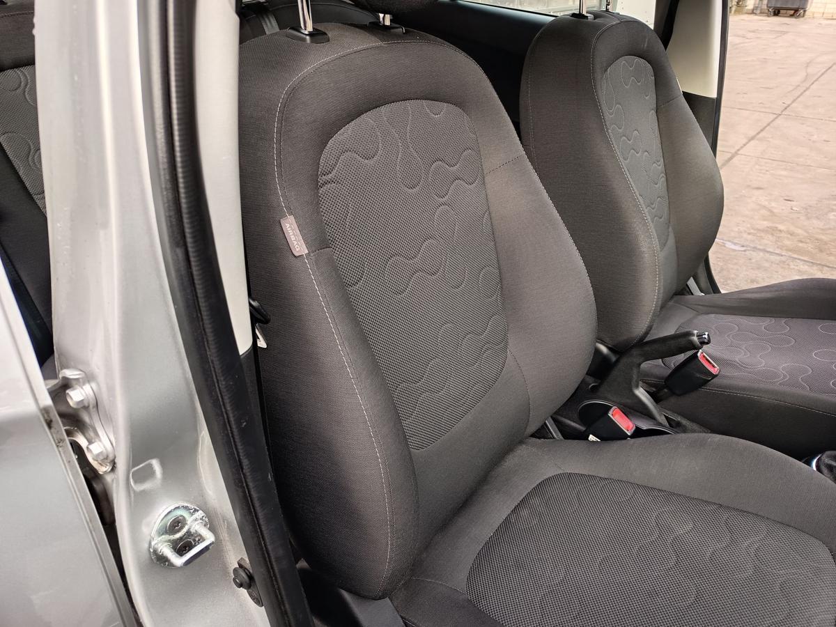 Hyundai i20 original Sitz vorn rechts Beifahrer Stoff anthrazit grau Bj 2012