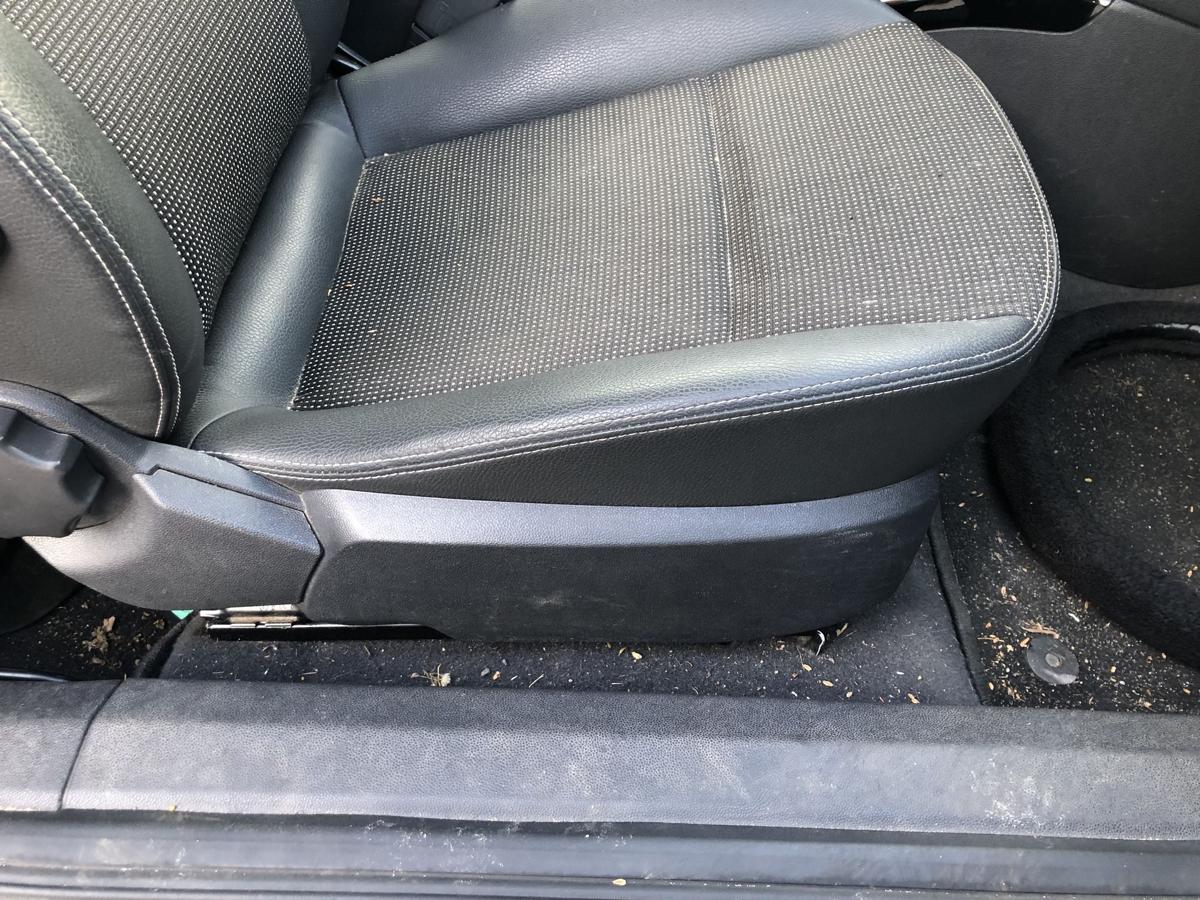 Opel Astra H GTC Sitz vorn rechts Beifahrersitz Autositz Kunstleder mit Stoff