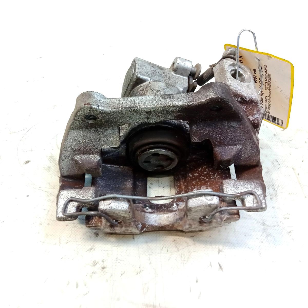 Toyota Yaris 3 Hybrid XP13 original Bremssattel hinten rechts mit Tr&auml;ger Bj.2020