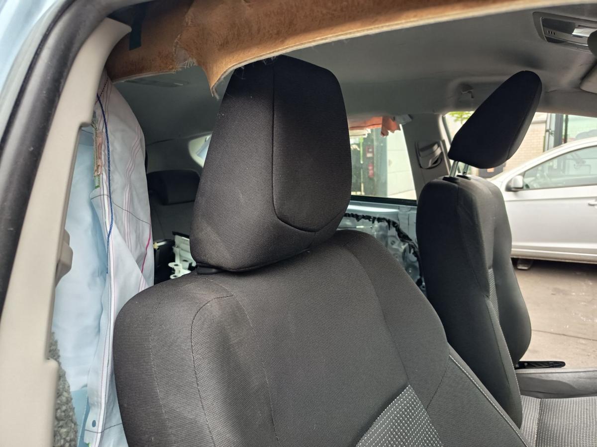 Toyota Auris E18 Beifahrersitz vorn rechts Stoff schwarz/anthrazit Bj 2013