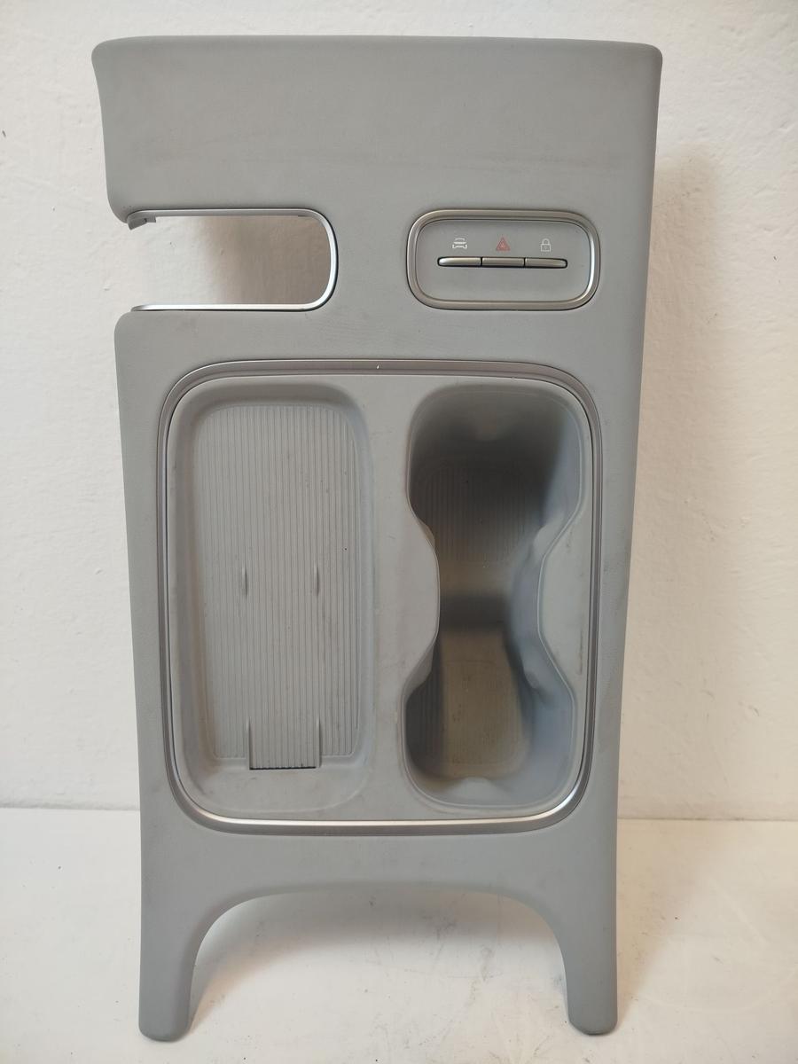 NIO EL6 Elektro SUV Becherhalter vorn mit Induktivladeschale Getr&auml;nkehalter