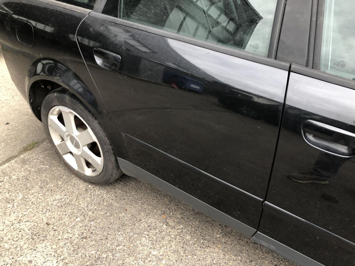 Audi A4 8E B6 Avant T&uuml;r hinten rechts Fondt&uuml;r Scheibenrahmen LZ9W Ebonyschwarz