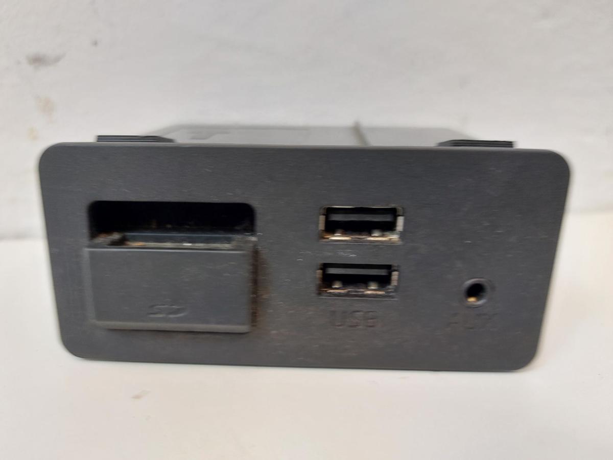 Mazda 2 Typ DJ Leser Leseger&auml;t Anschluss USB und SD Karte OEM