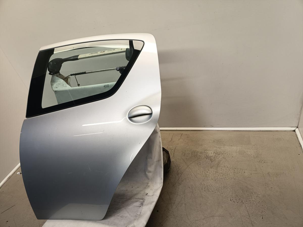 Toyota Aygo original Tür hinten links Fond Fahrerseite 1E7 Merlansilber Bj 2009