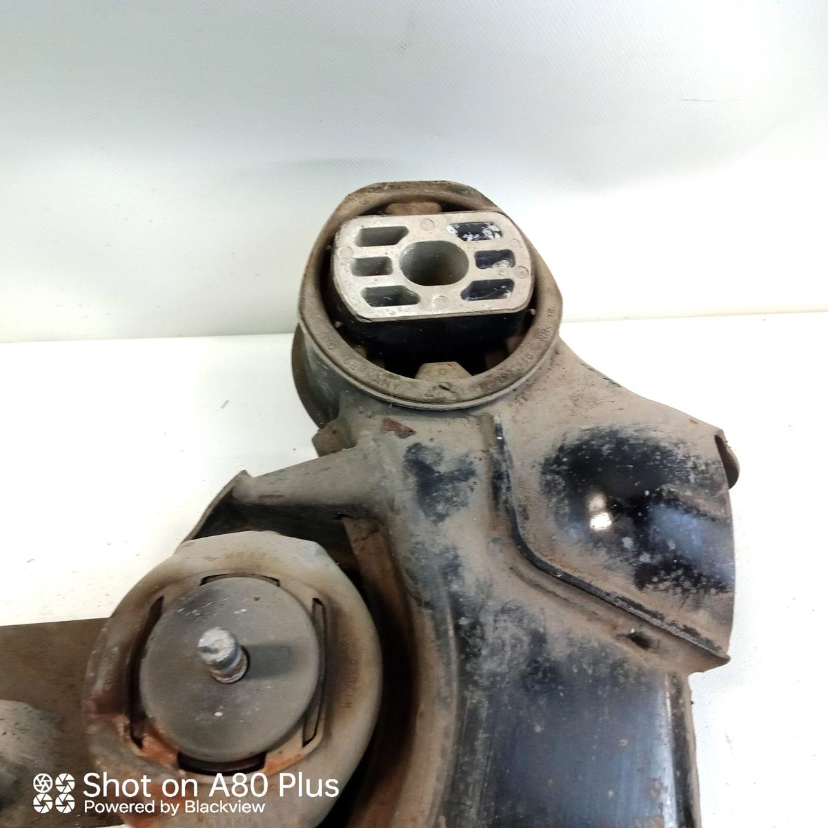 Audi A8 4D D2 Vorderachstr&auml;ger Aggregatetr&auml;ger mit intakten Buchsen Bj.2000