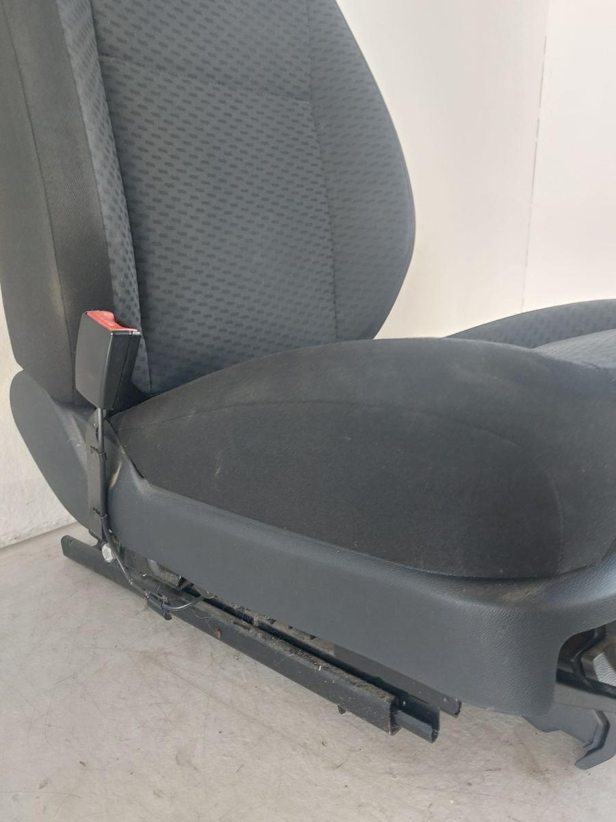 Skoda Roomster 5J Sitz vorn links Fahrersitz Stoff mit Muster ohne Heizung