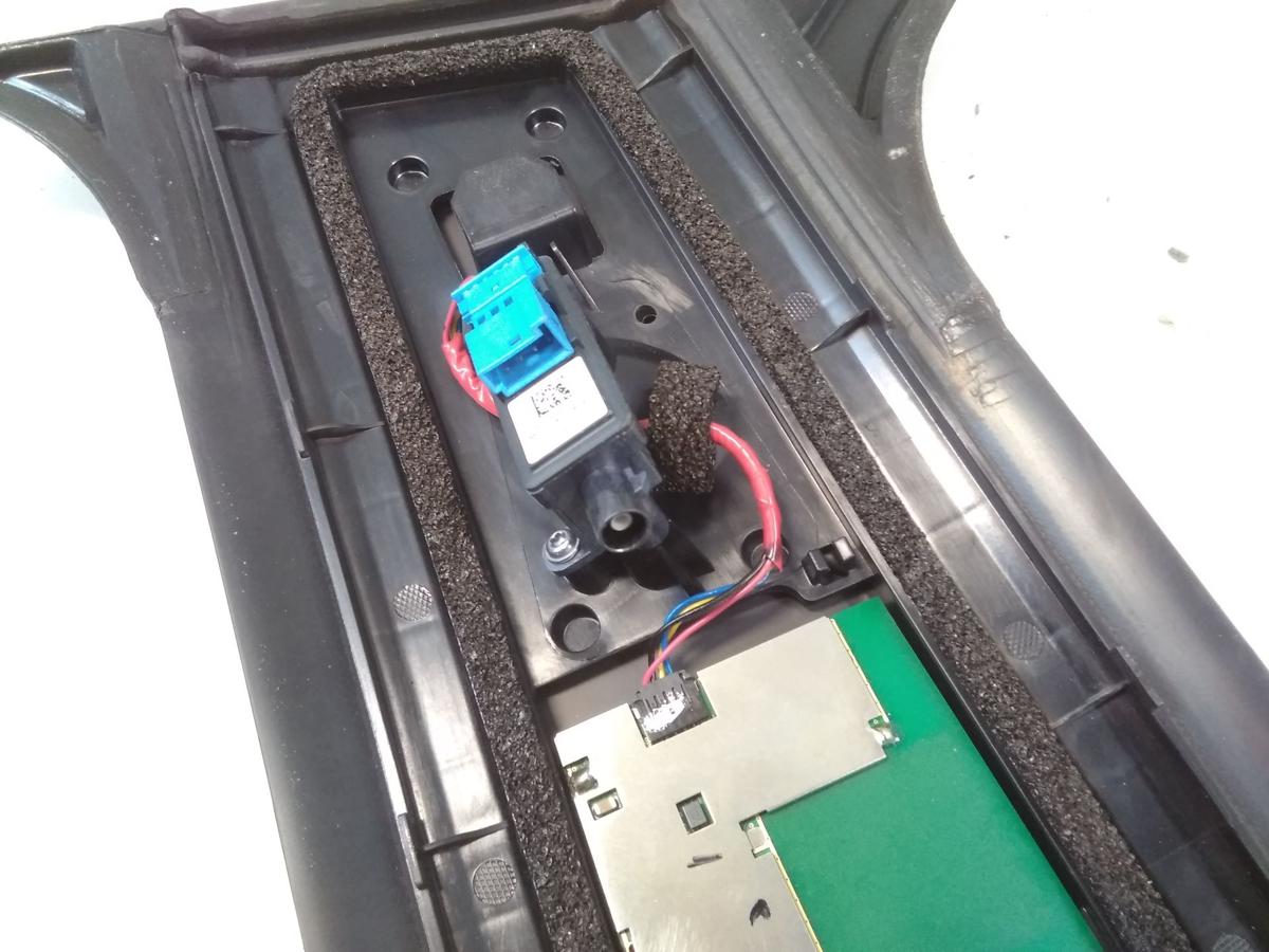 Tesla Model Y original Blende B-S&auml;ule links mit Kamera BJ2023