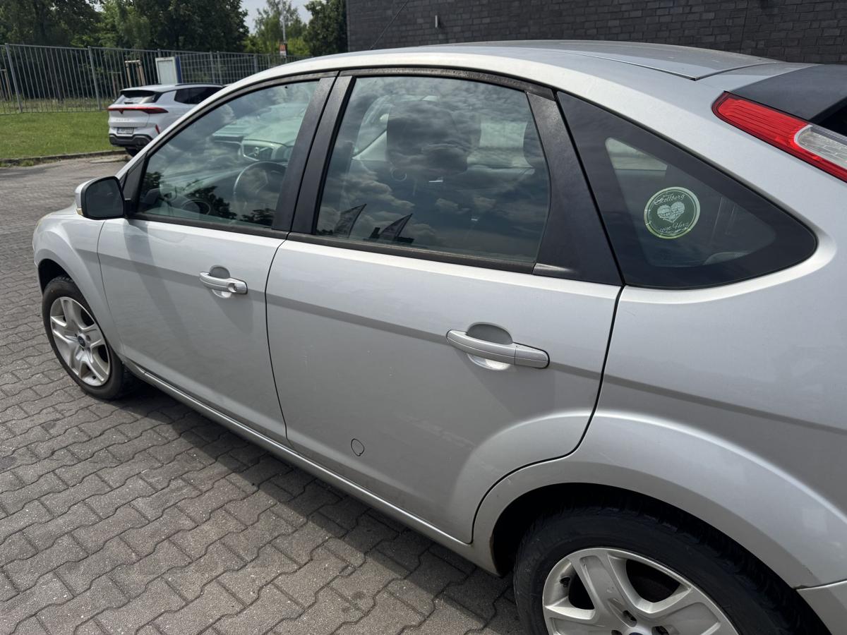 Ford Focus 2 original T&uuml;r hinten links Polar Silber Flie&szlig;heck Facelift Bj.2009