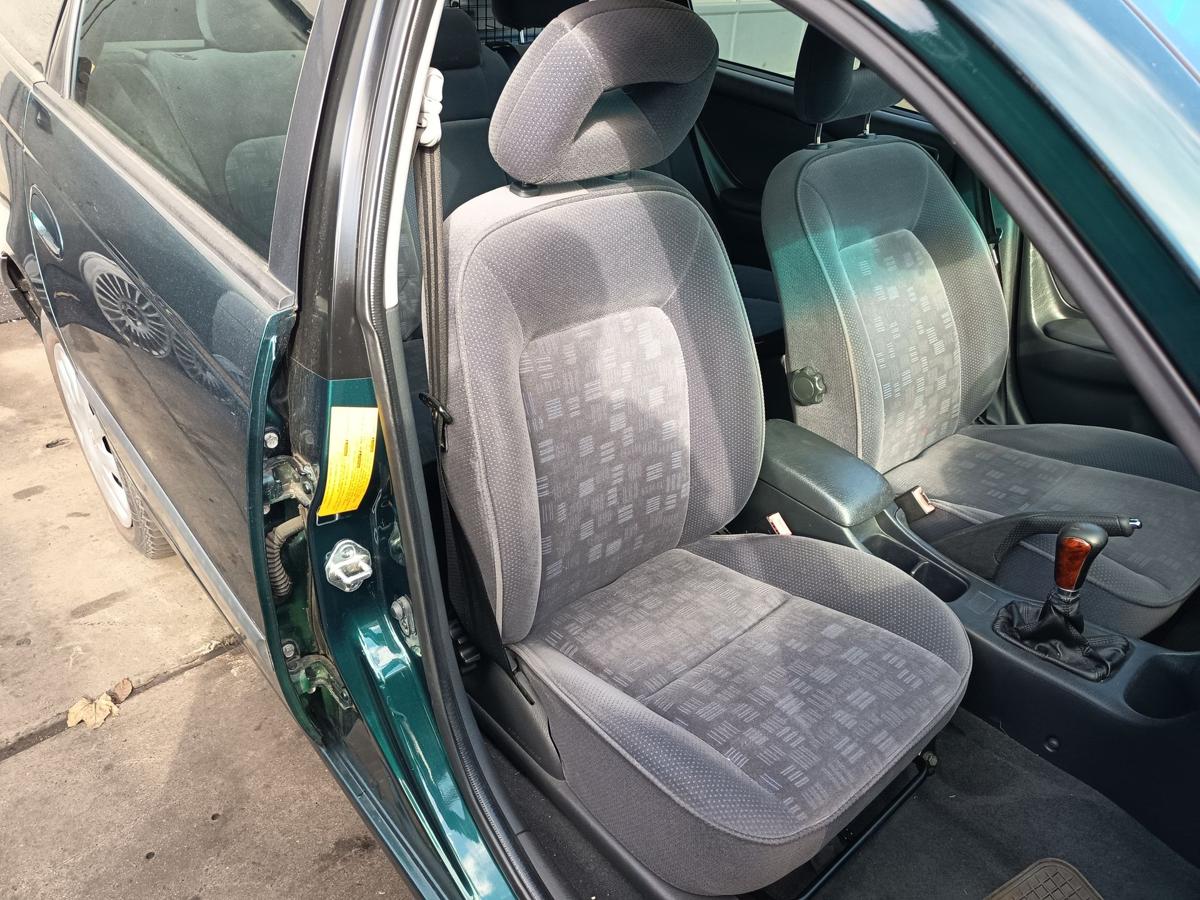 Toyota Avensis T22 original vorne rechts Stoff grau Baujahr 2001