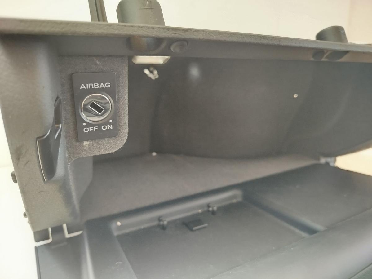 Audi A4 8E B6 Avant Handschuhfach rechts Handschuhkasten Schalttafelkasten