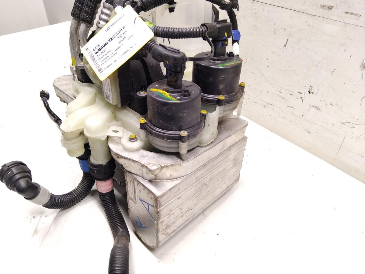 Tesla Model 3 original W&auml;rmtauscher Super Manifold mit Octavalve BJ2021