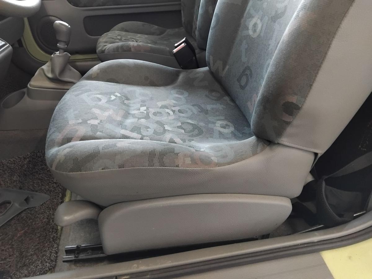 Renault Twingo 1 original Sitz vorn links Fahrersitz Stoff grau BJ2005