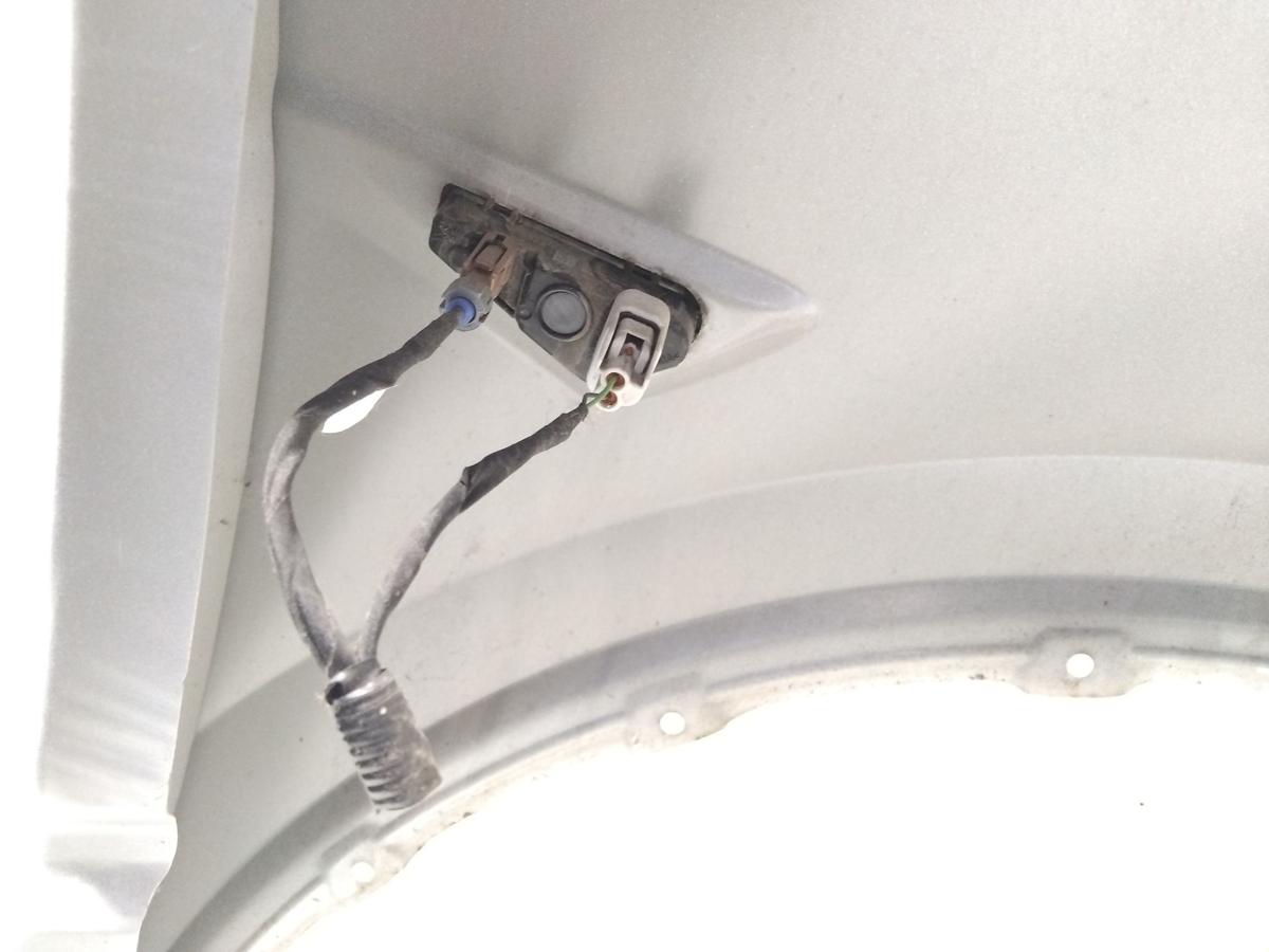 Tesla Model Y Kotfl&uuml;gel vorn links wei&szlig;metallic PPSW White Water Pearl BJ2023