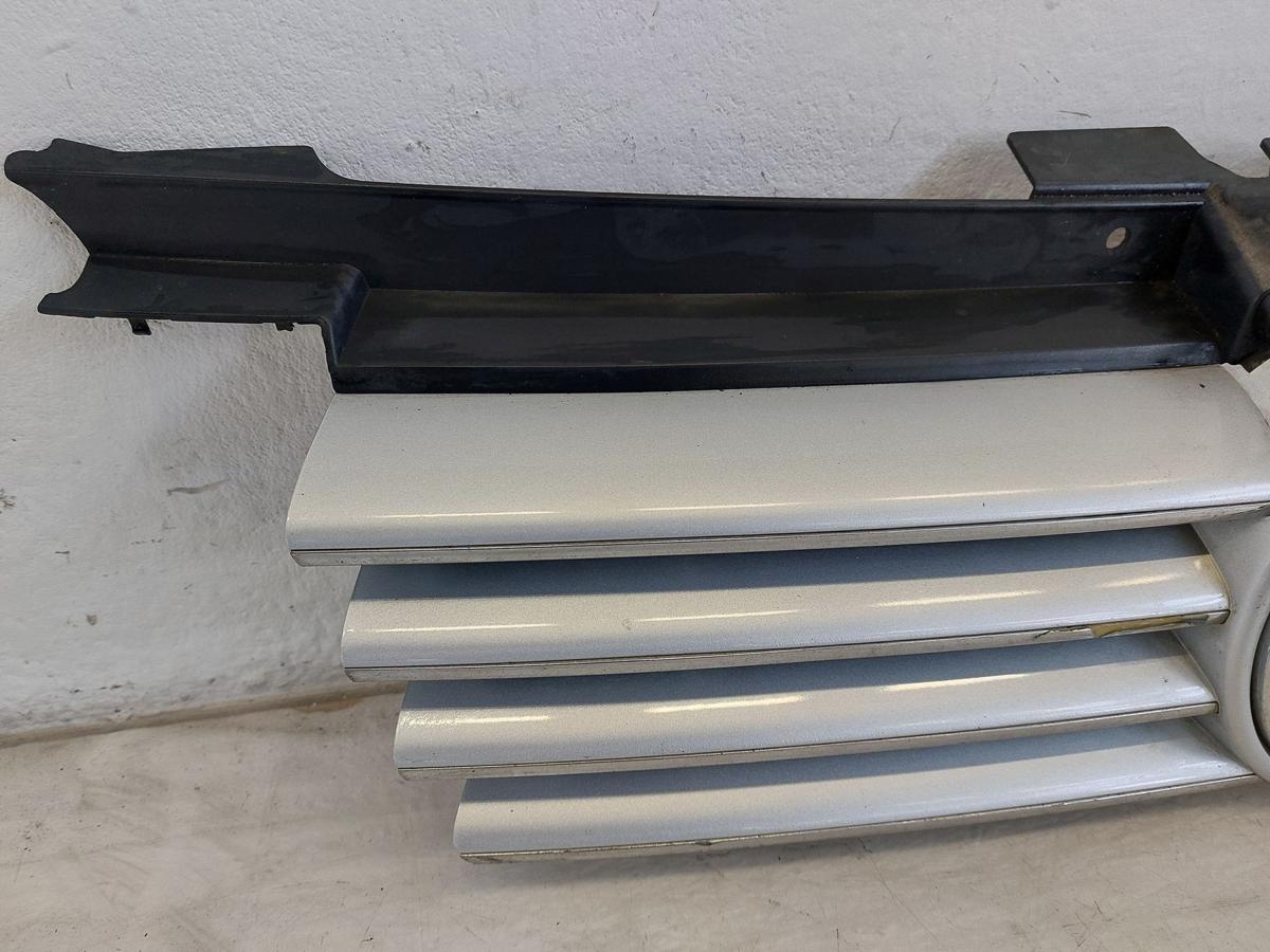 VW Bora 1J K&uuml;hlergrill Grill Frontgrill mit Logo LA7W Reflexsilber Metallic