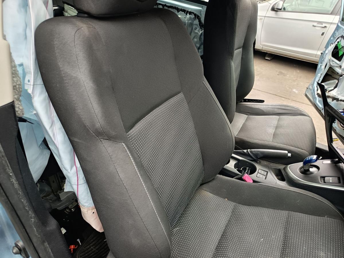 Toyota Auris E18 Beifahrersitz vorn rechts Stoff schwarz/anthrazit Bj 2013