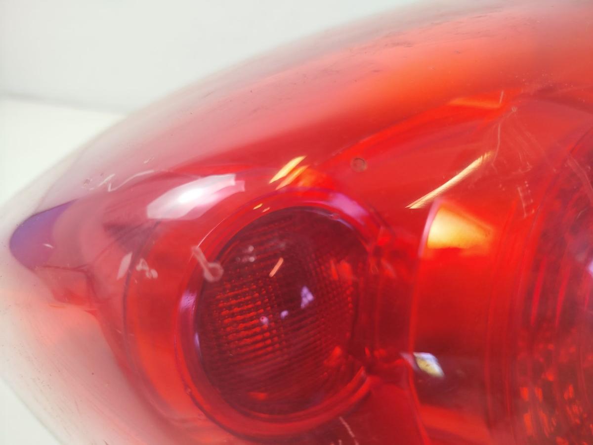 Nissan Primera P12 Fliessheck R&uuml;ckleuchte rechts R&uuml;cklicht starke Kratzer 5trg