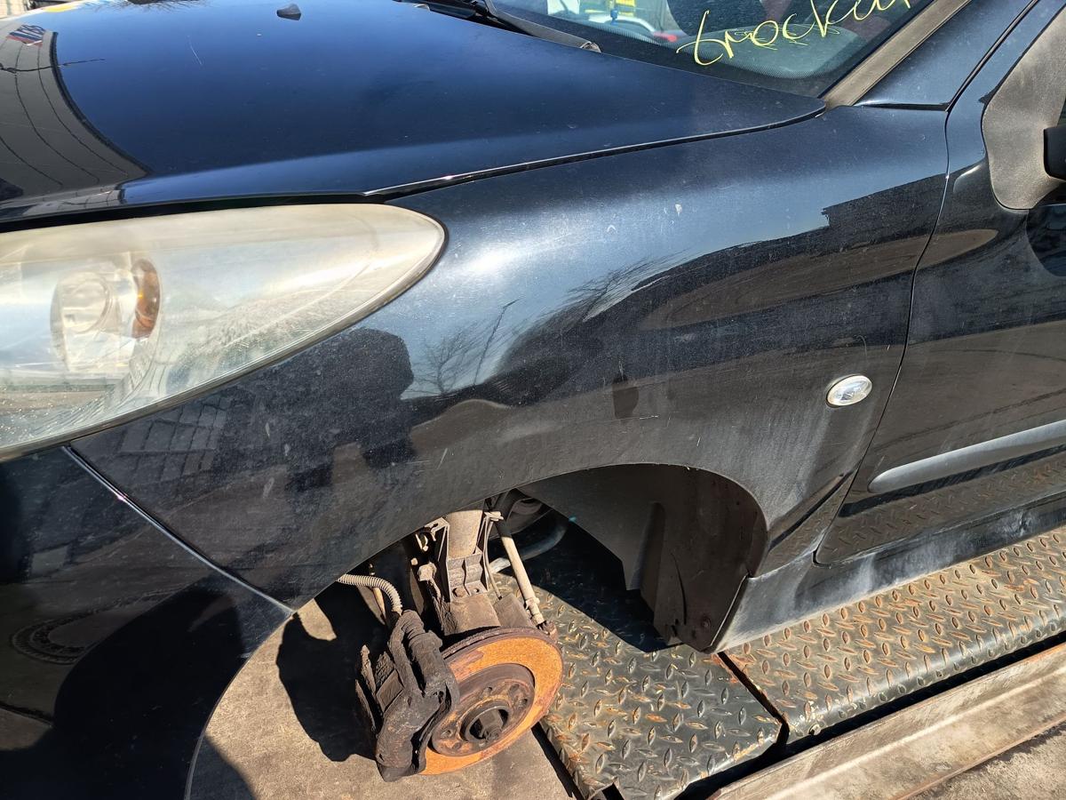 Peugeot 206+ original Kotfl&uuml;gel links KTV Perla Schwarz Baujahr 2009
