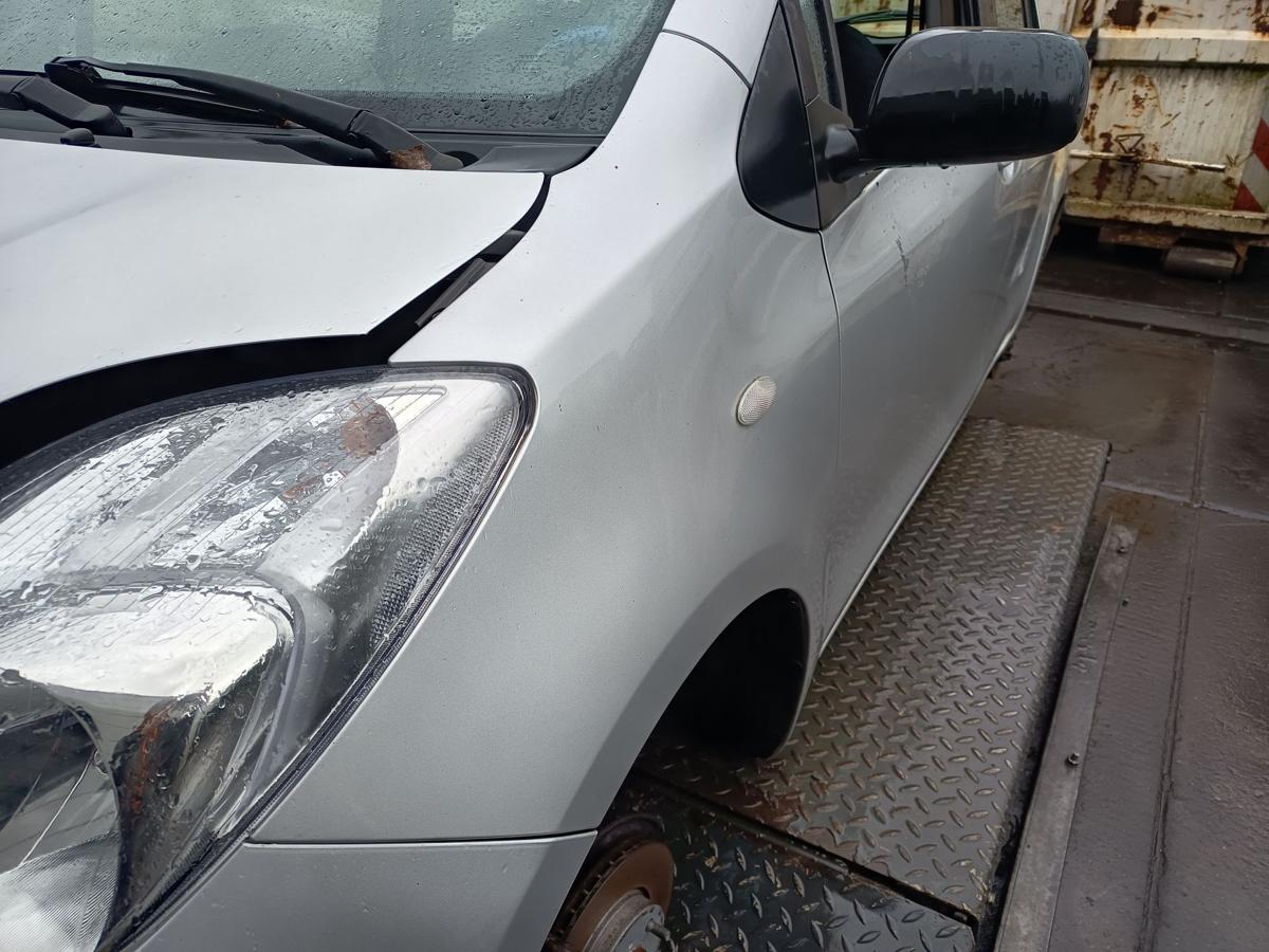 Toyota Yaris XP9 original Kotflügel links Seitenteil 1E7 Silver pearl Bj 2006