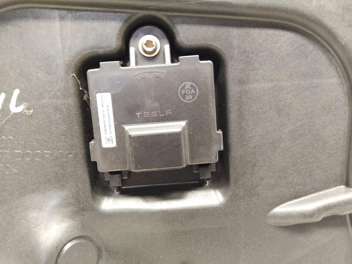 Tesla Model S original Plastikabdeckung T&uuml;r vorn links mit T&uuml;rgriffmodul Bj.2019