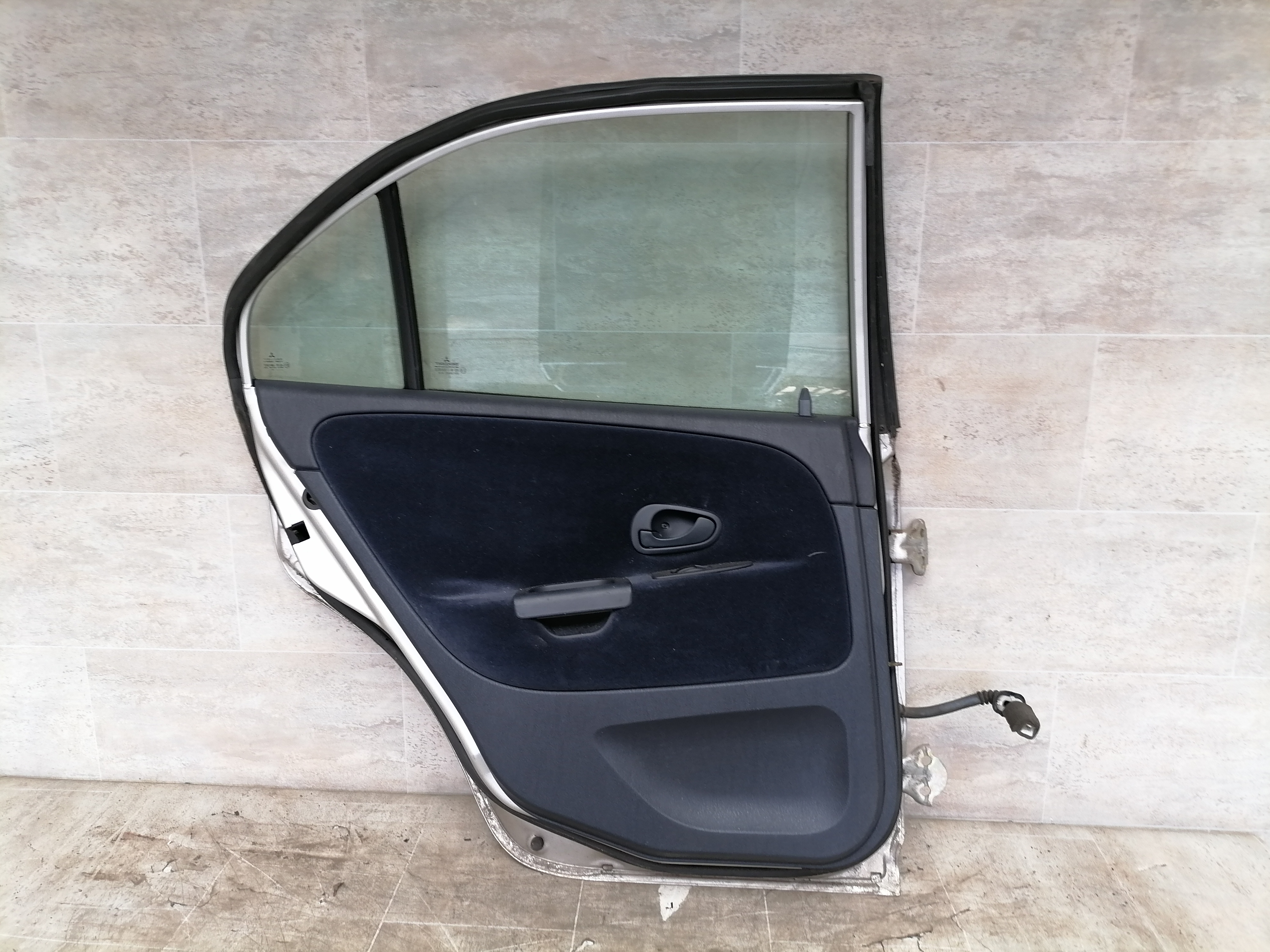 Mitsubishi Carisma BJ 2000 Tür hinten links 99-02 Fließheck Silber