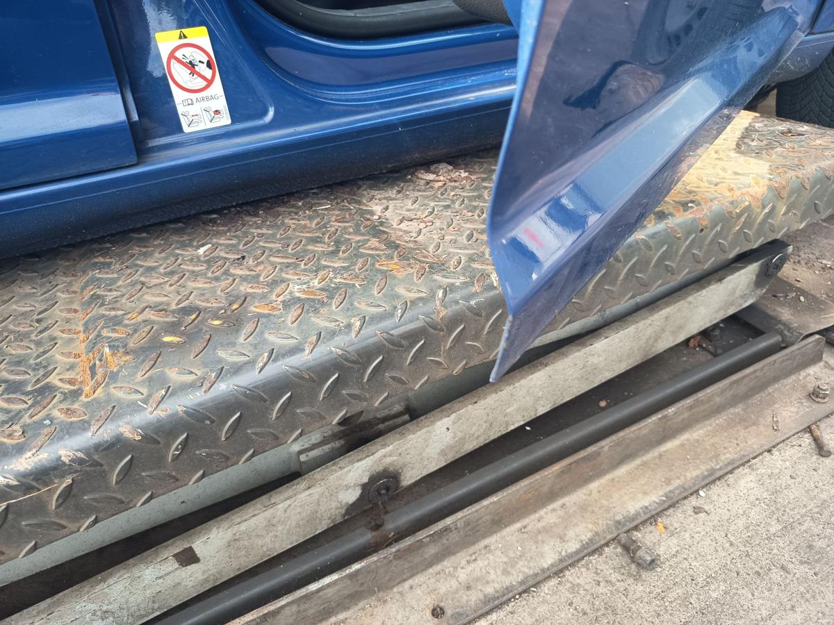 VW Touran GP 1T original T&uuml;r vorn rechts Beifahrer Rohbau L5M Indienblau Bj 2009