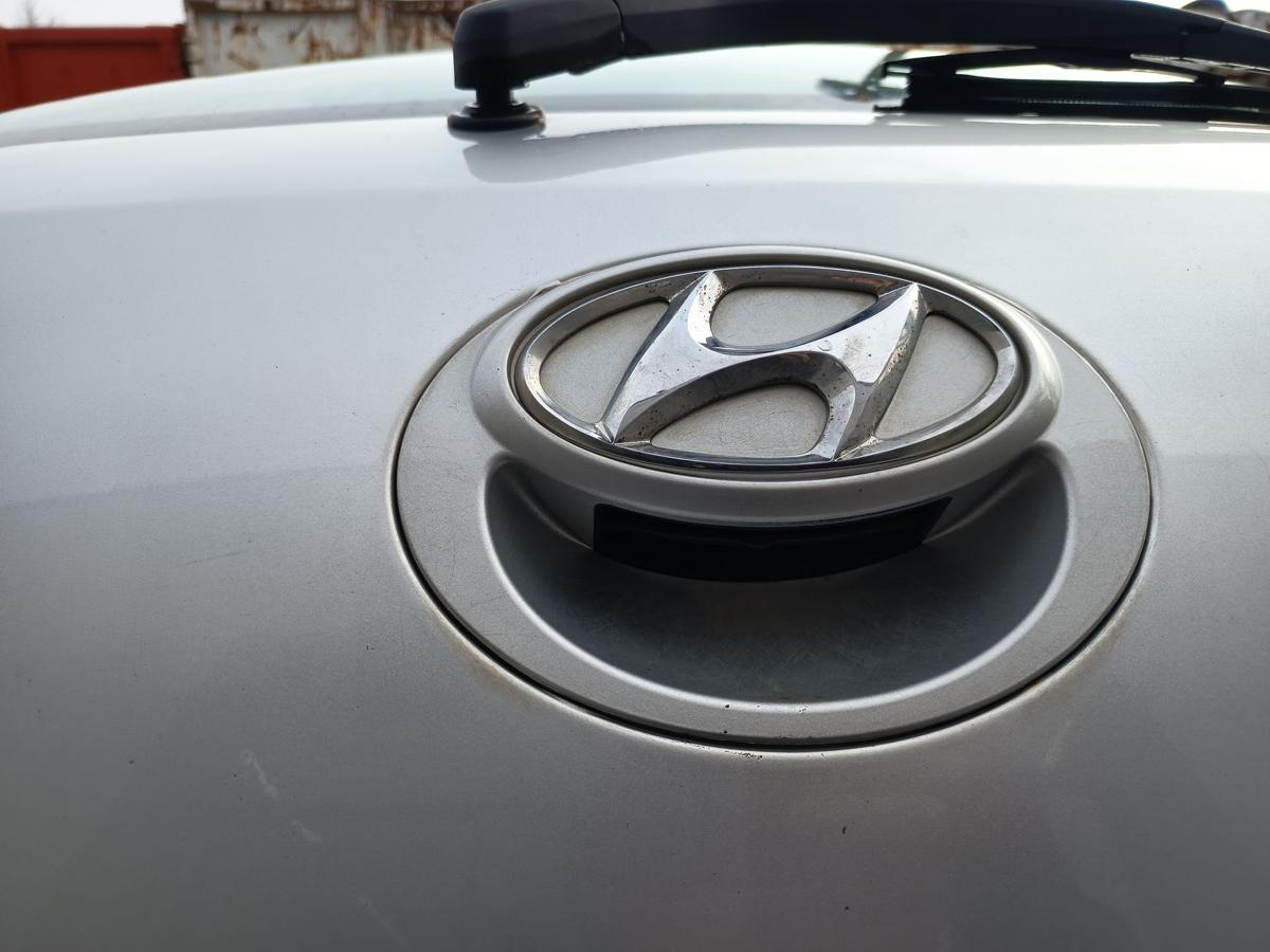 Hyundai i20 original Heckklappe mit Scheibe Deckel hinten FG Seek silver Bj 2012