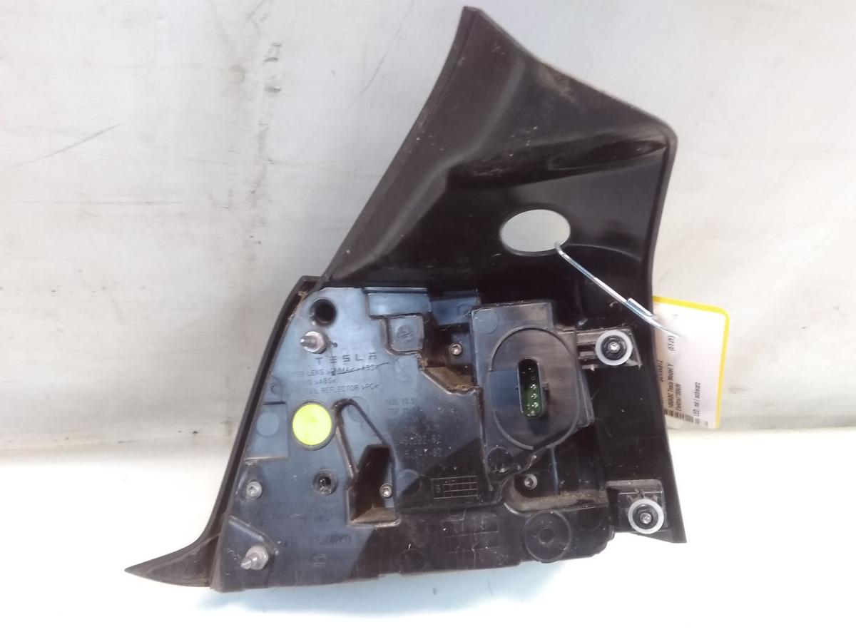 Tesla Model Y original R&uuml;ckleuchte Heckleuchte Schlussleuchte rechts au&szlig;en LED BJ2023